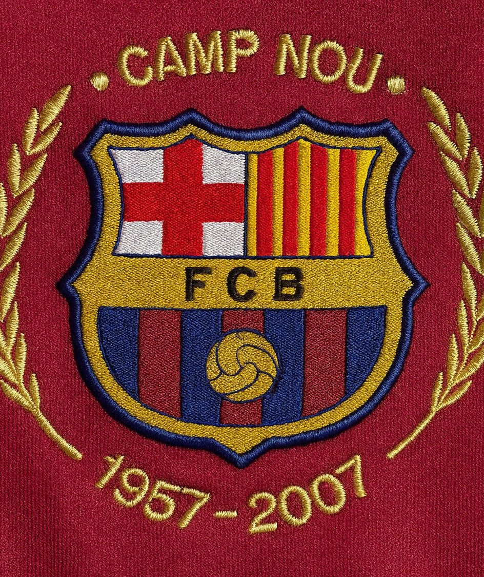 Barcelona 2007/08 home shirt — club crest close-up