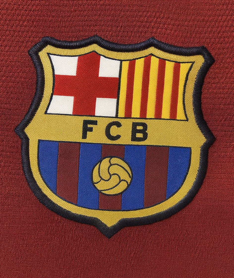 Barcelona 2008/09 home shirt — club crest close-up