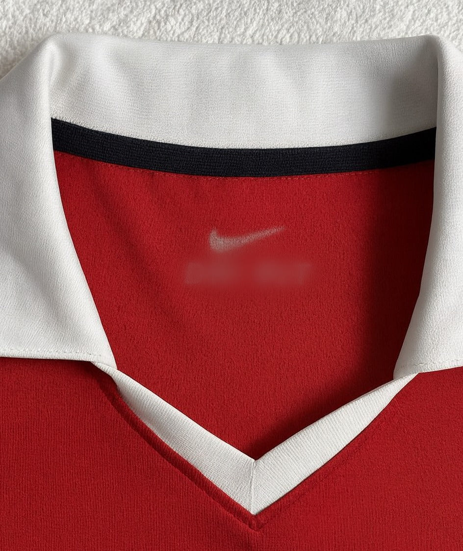 Manchester United 2010/11 home shirt — collar close-up
