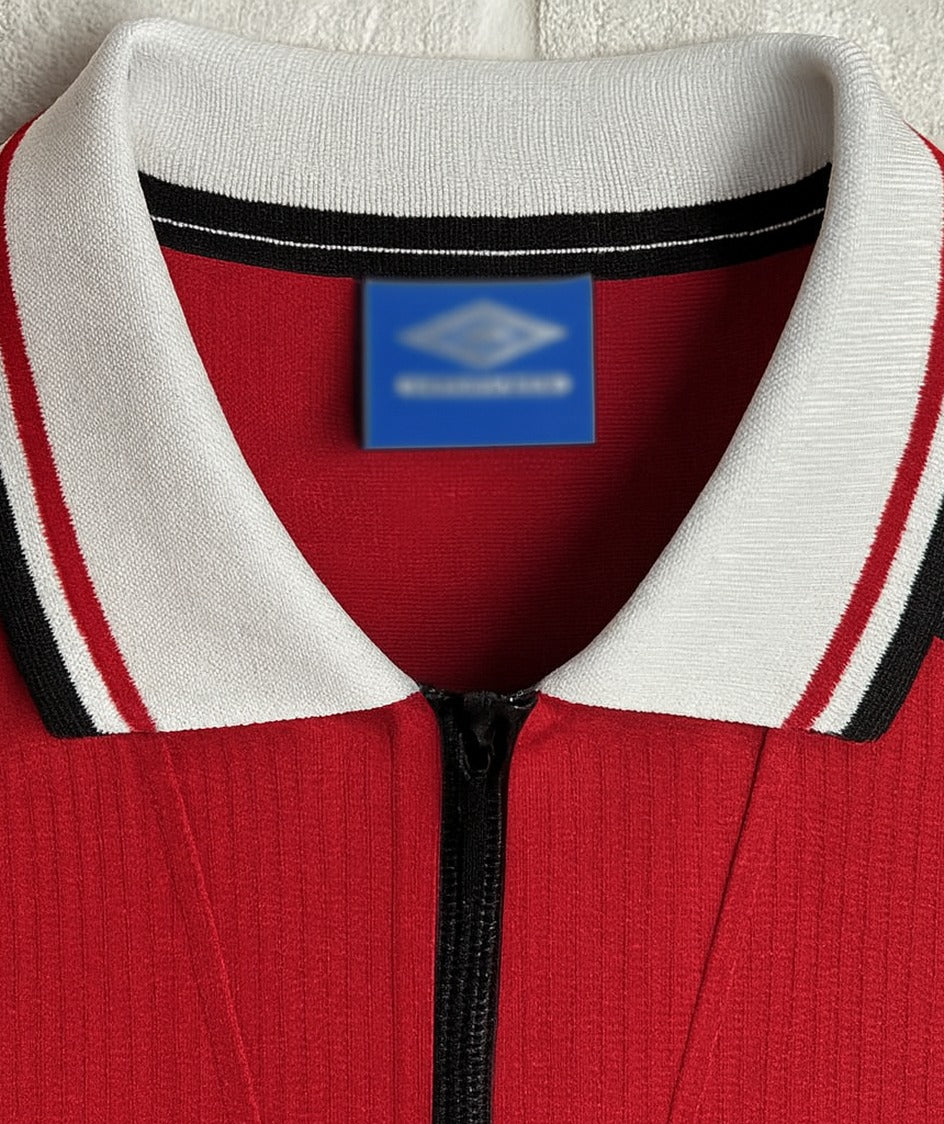 Manchester United 1998/99 home shirt — collar close-up