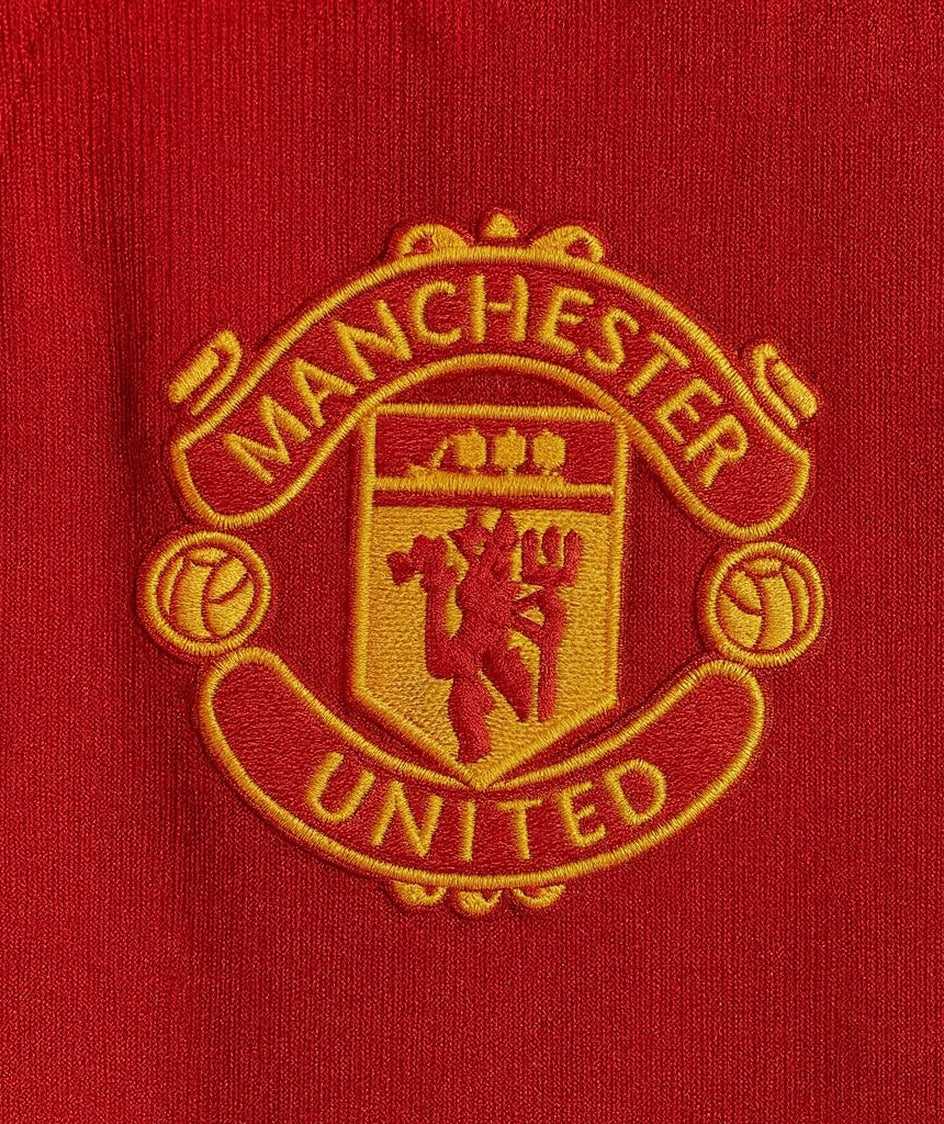 Manchester United 1998/99 home shirt — club crest close-up