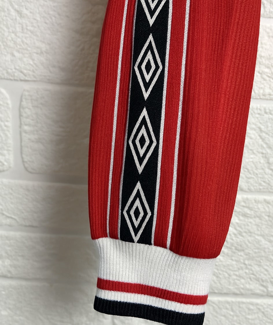 Manchester United 1998/99 home shirt — sleeve and cuff close-up
