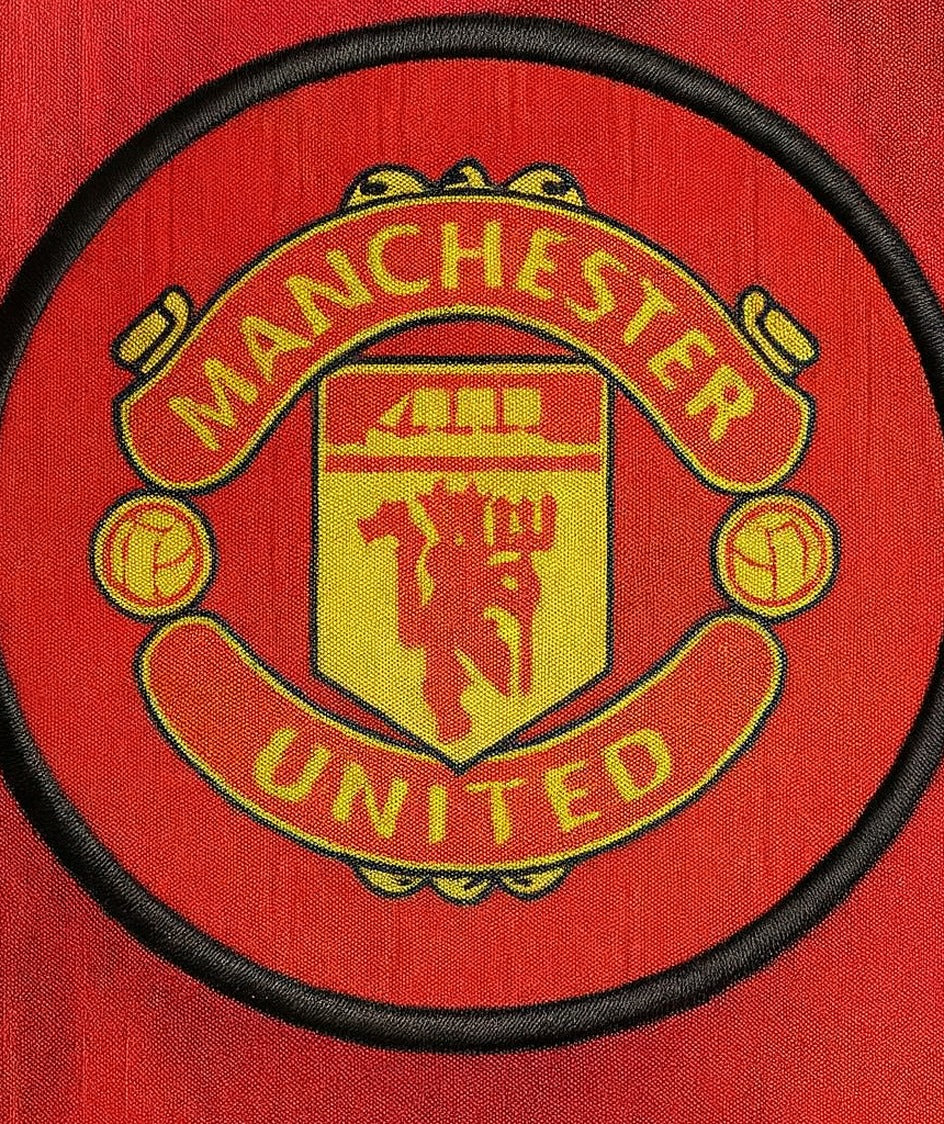Manchester United 1996/97 home shirt — club crest close-up