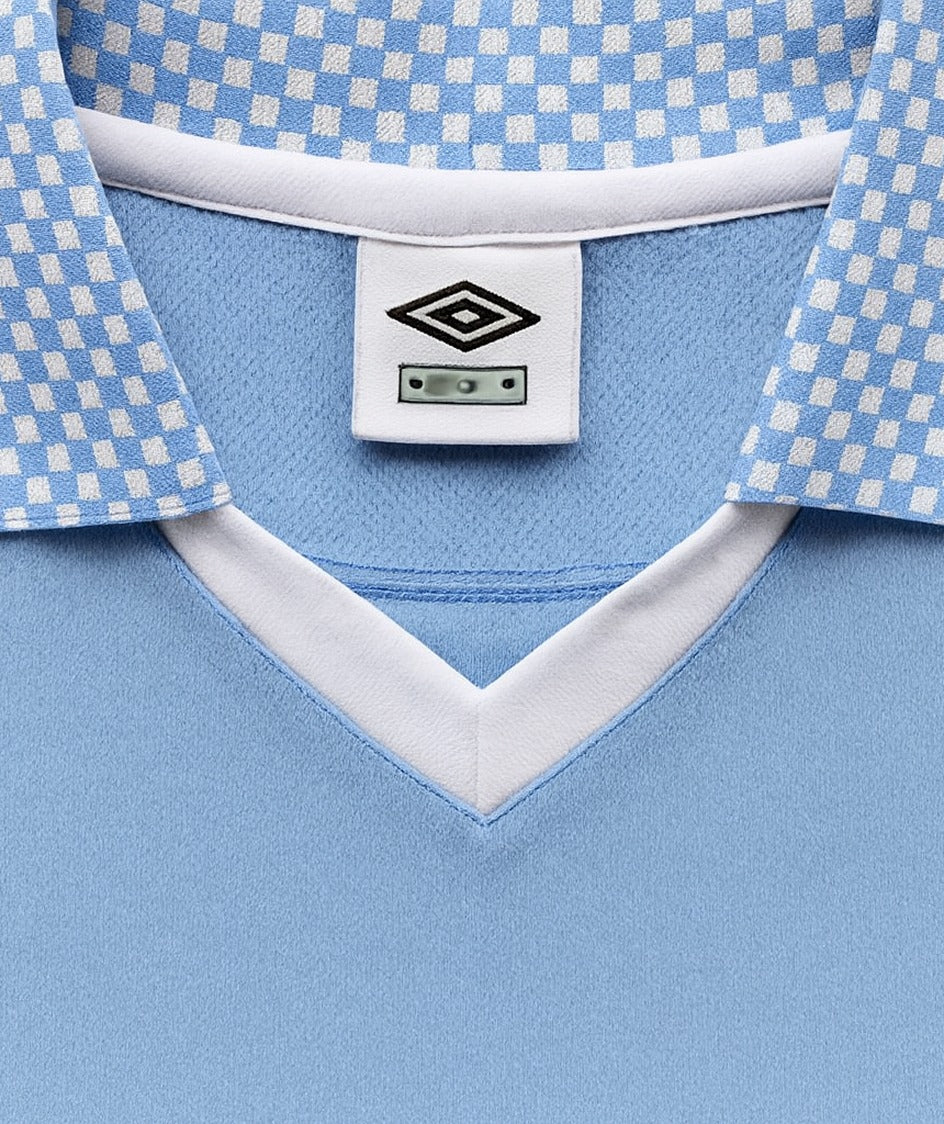 Manchester City 2011/12 home shirt — collar close-up