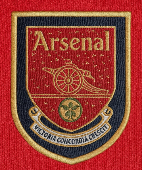 Arsenal 2001/02 home shirt — club crest close-up