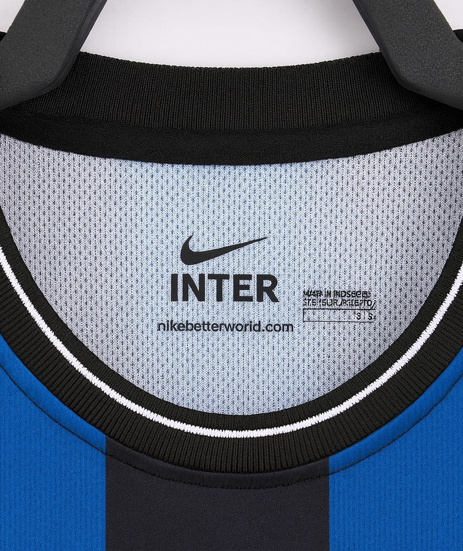 Inter 2009/10 shirt — collar close-up