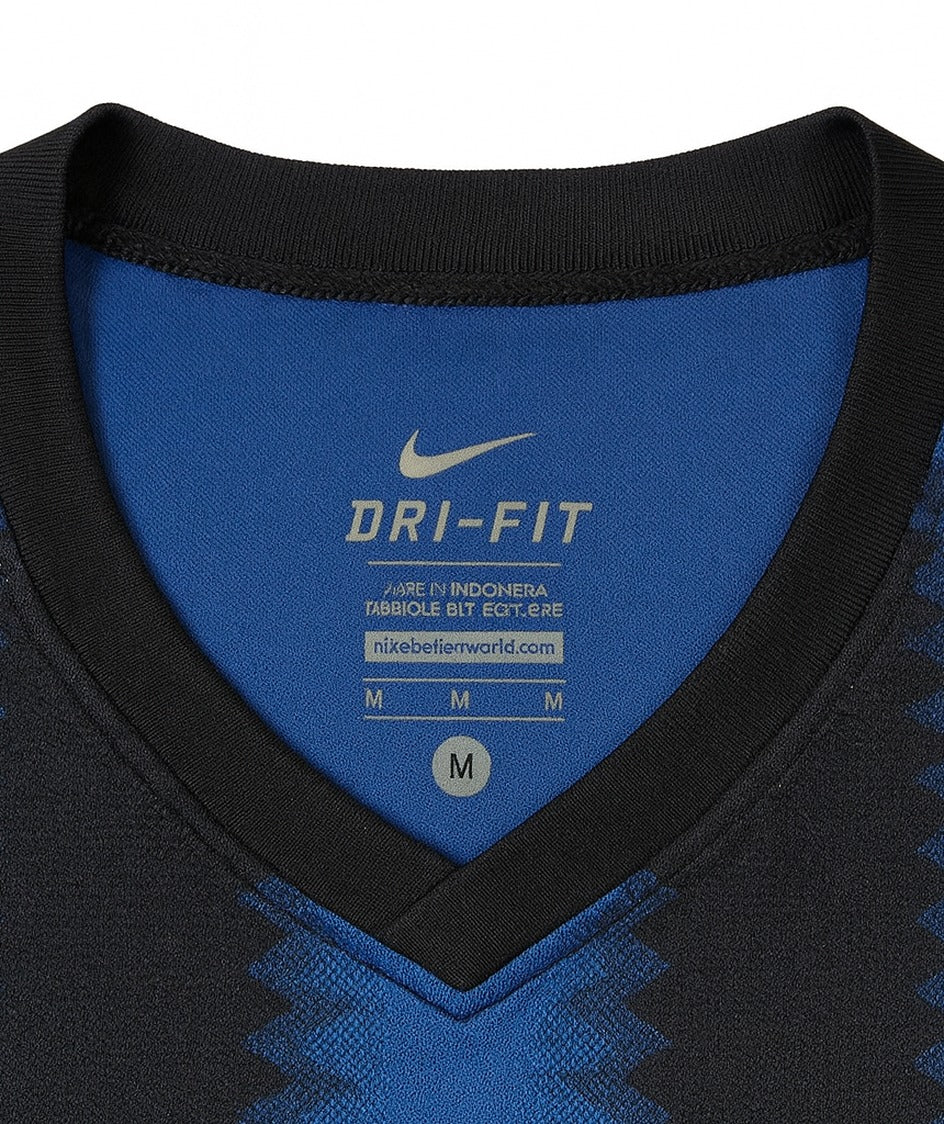 Inter 2010/11 shirt — collar close-up