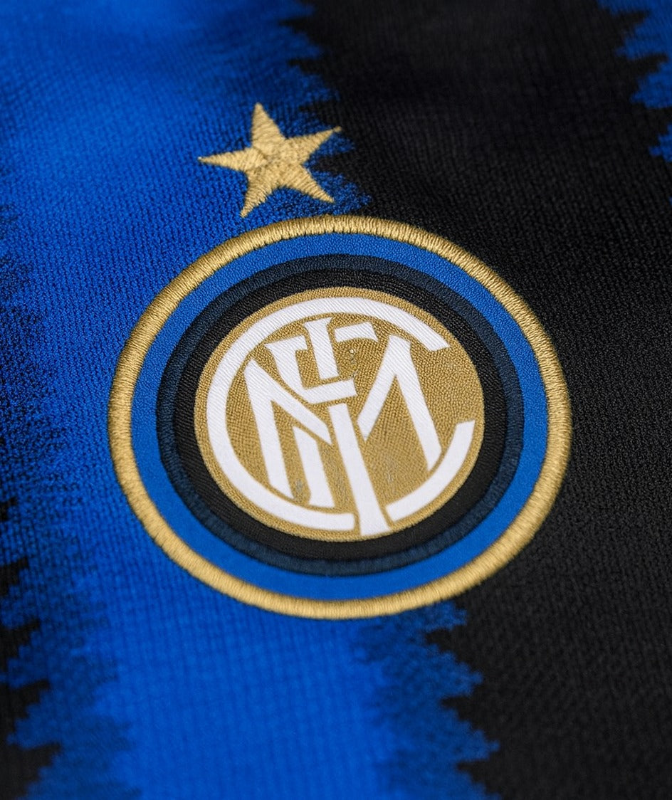 Inter 2010/11 shirt — club crest close-up
