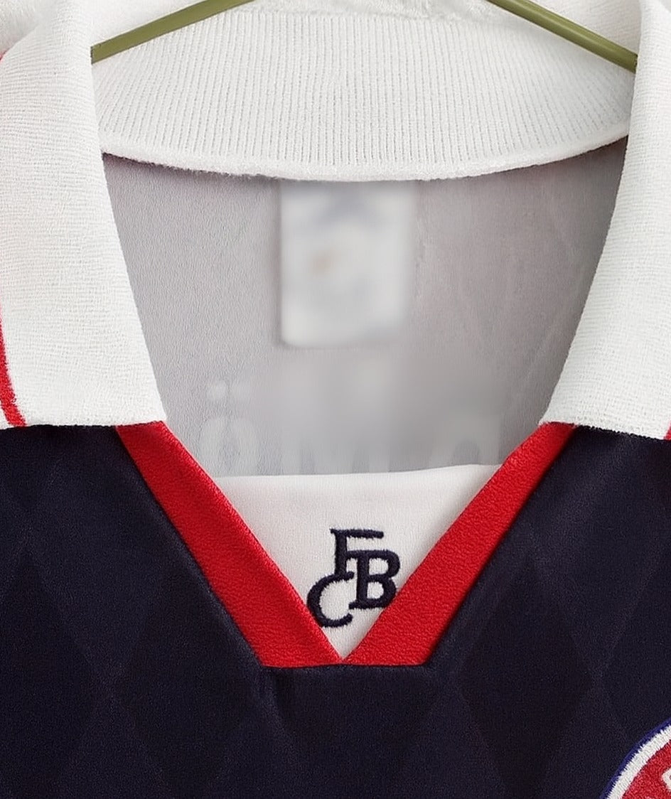 Bayern Munich 1998/99 home shirt — collar close-up