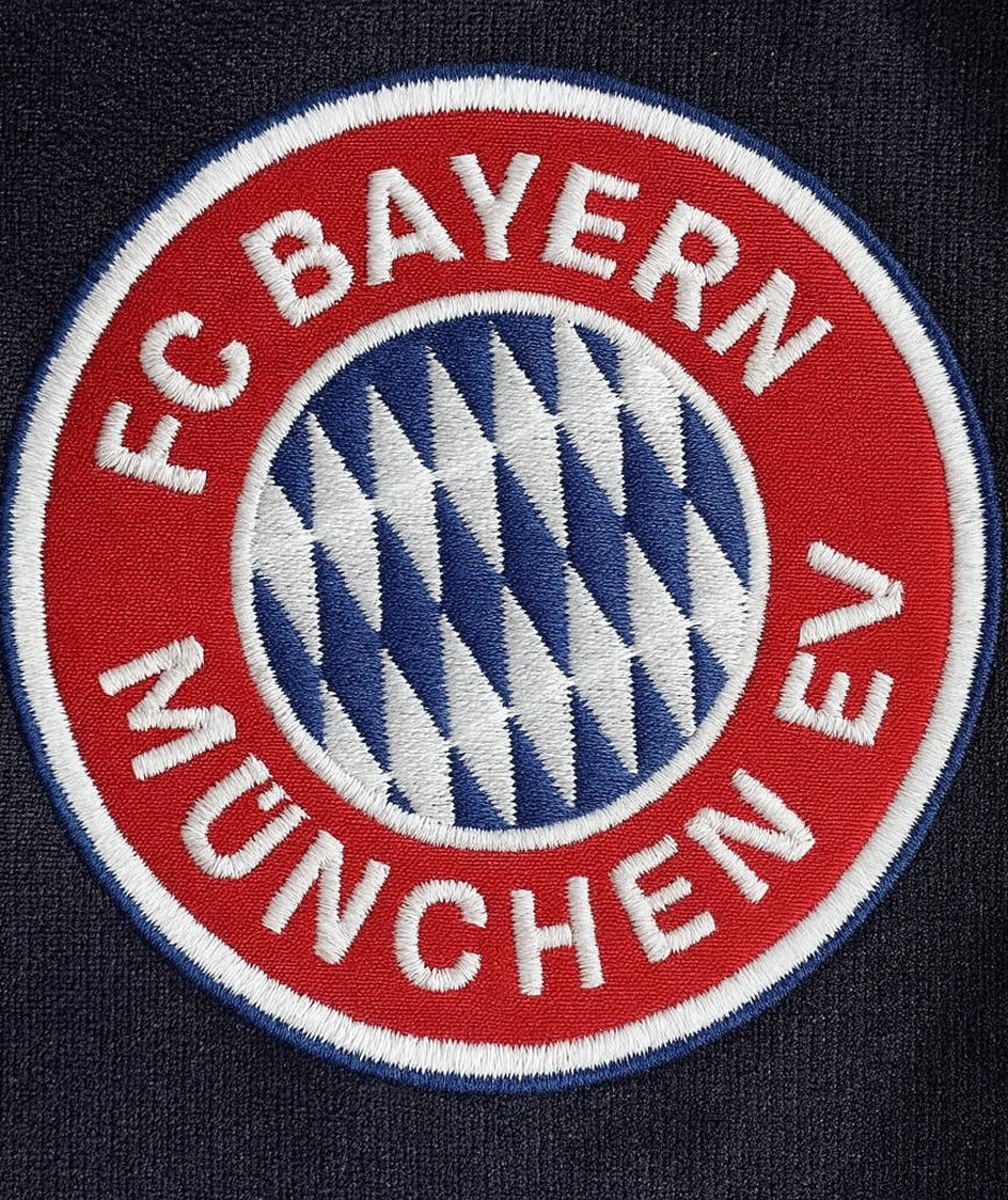 Bayern Munich 1998/99 home shirt — club crest close-up