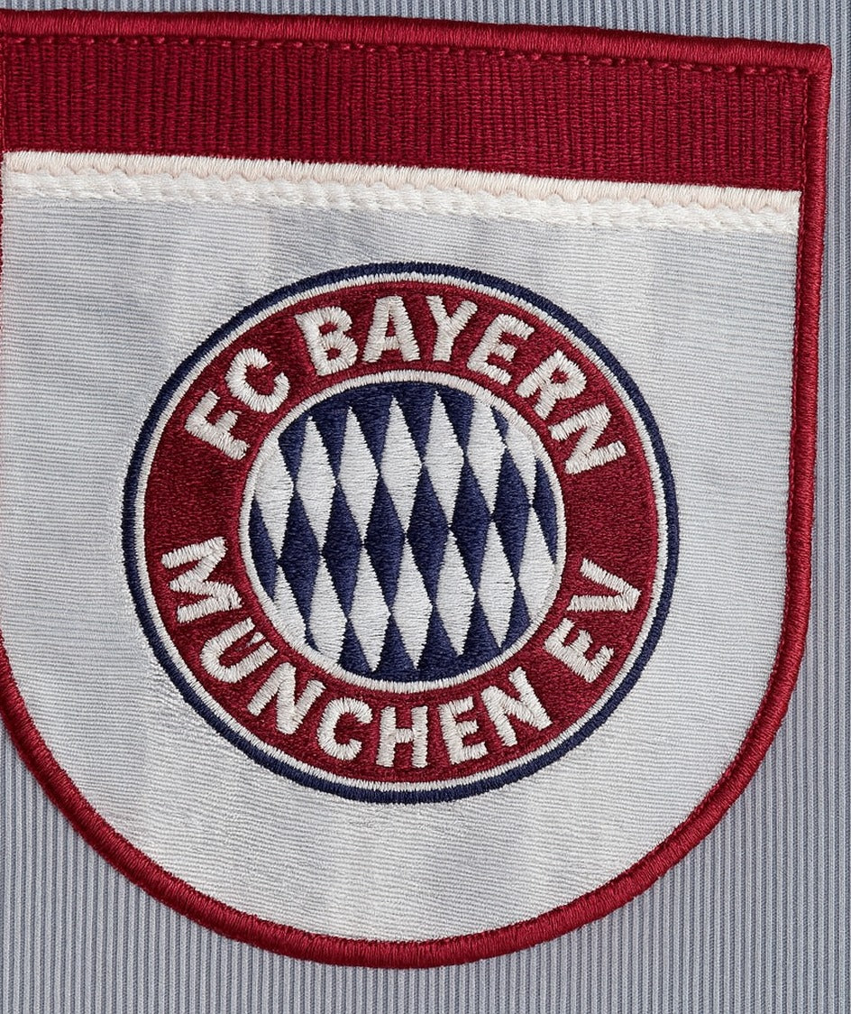 Bayern Munich 1998/99 away shirt — club crest close-up