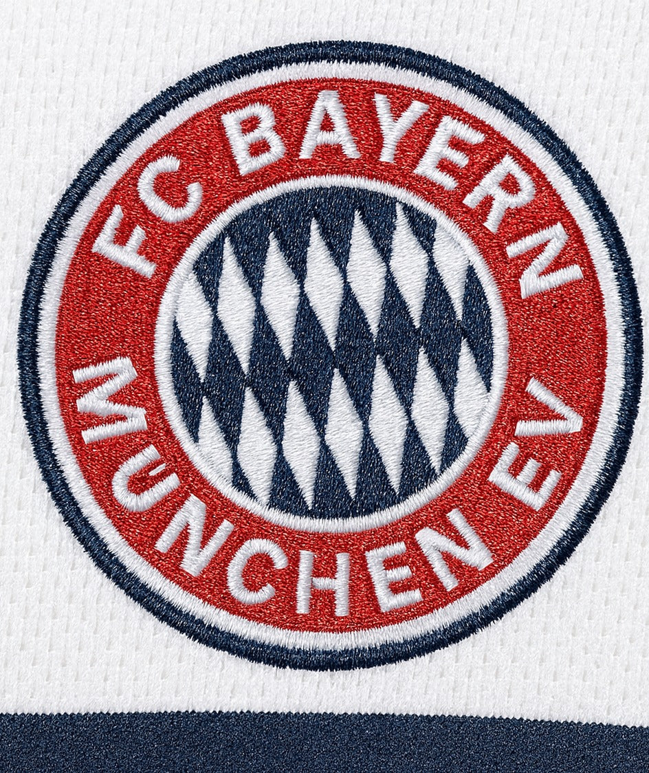 Bayern Munich 1998/99 third shirt — club crest close-up