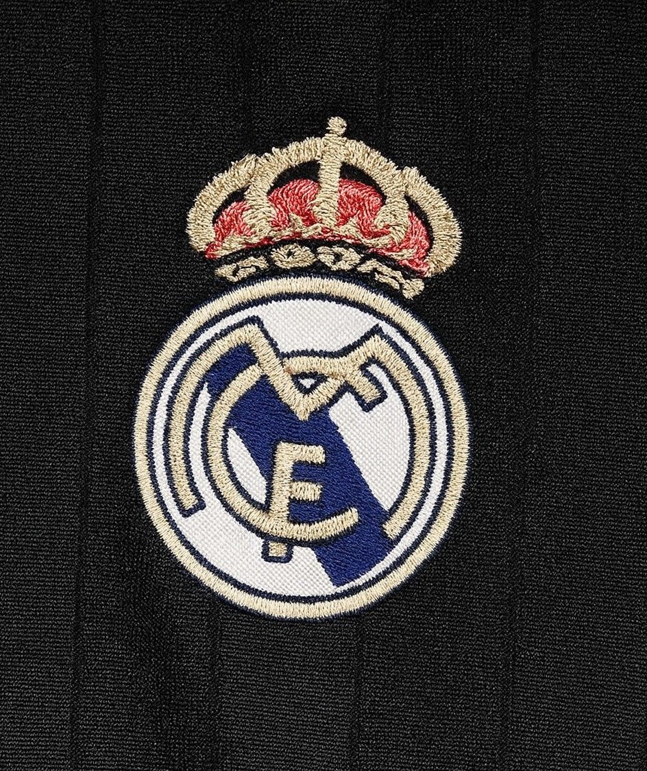 Real Madrid 2006/07 away shirt — club crest close-up