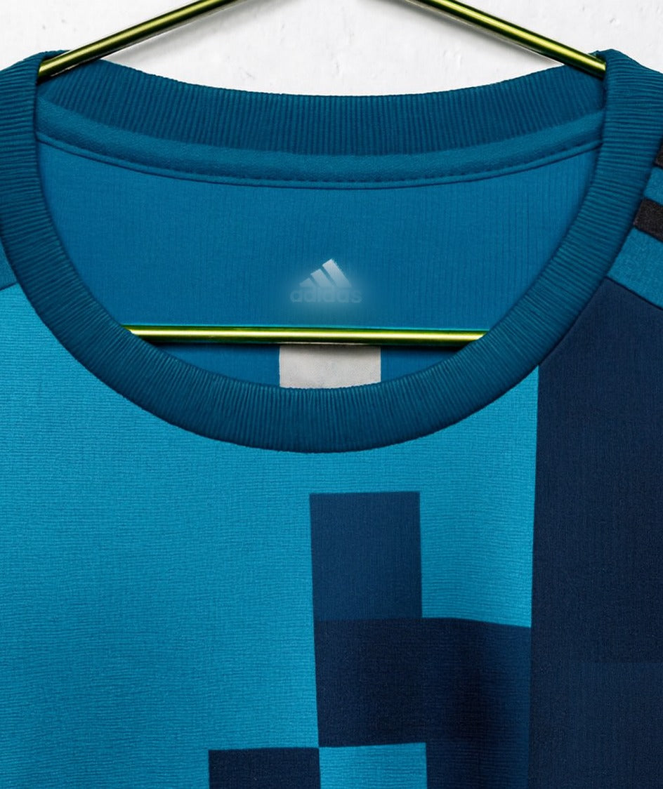 Real Madrid 2017/18 away shirt — collar close-up