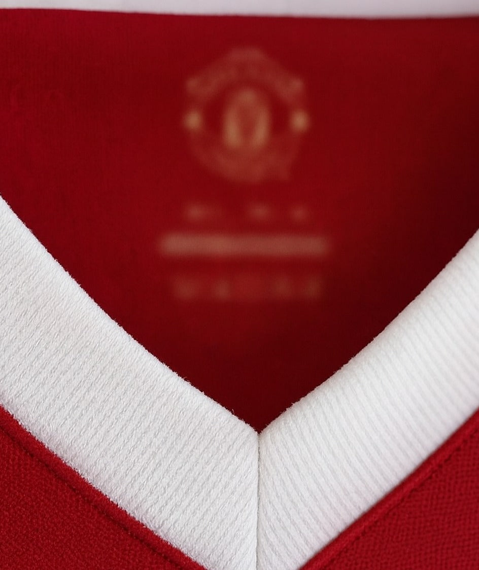 Manchester United 2006/07 home shirt — collar close-up