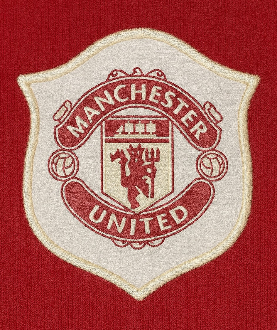 Manchester United 2006/07 home shirt — club crest close-up