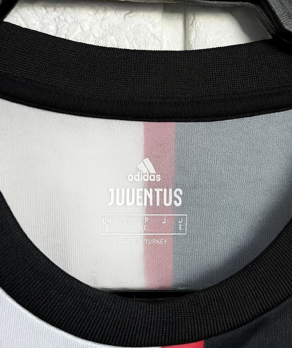 Juventus 2019/20 home shirt — collar close-up
