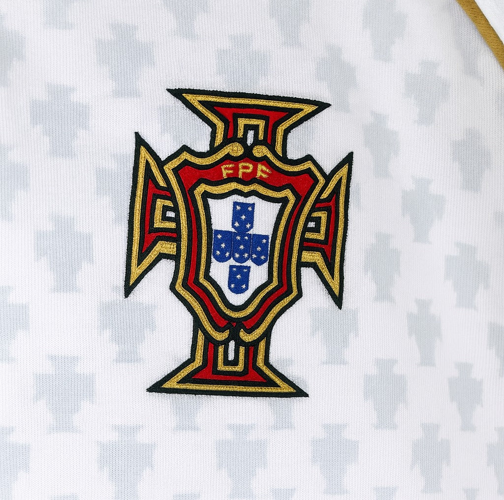 Portugal 2004 away shirt — FPF crest close-up