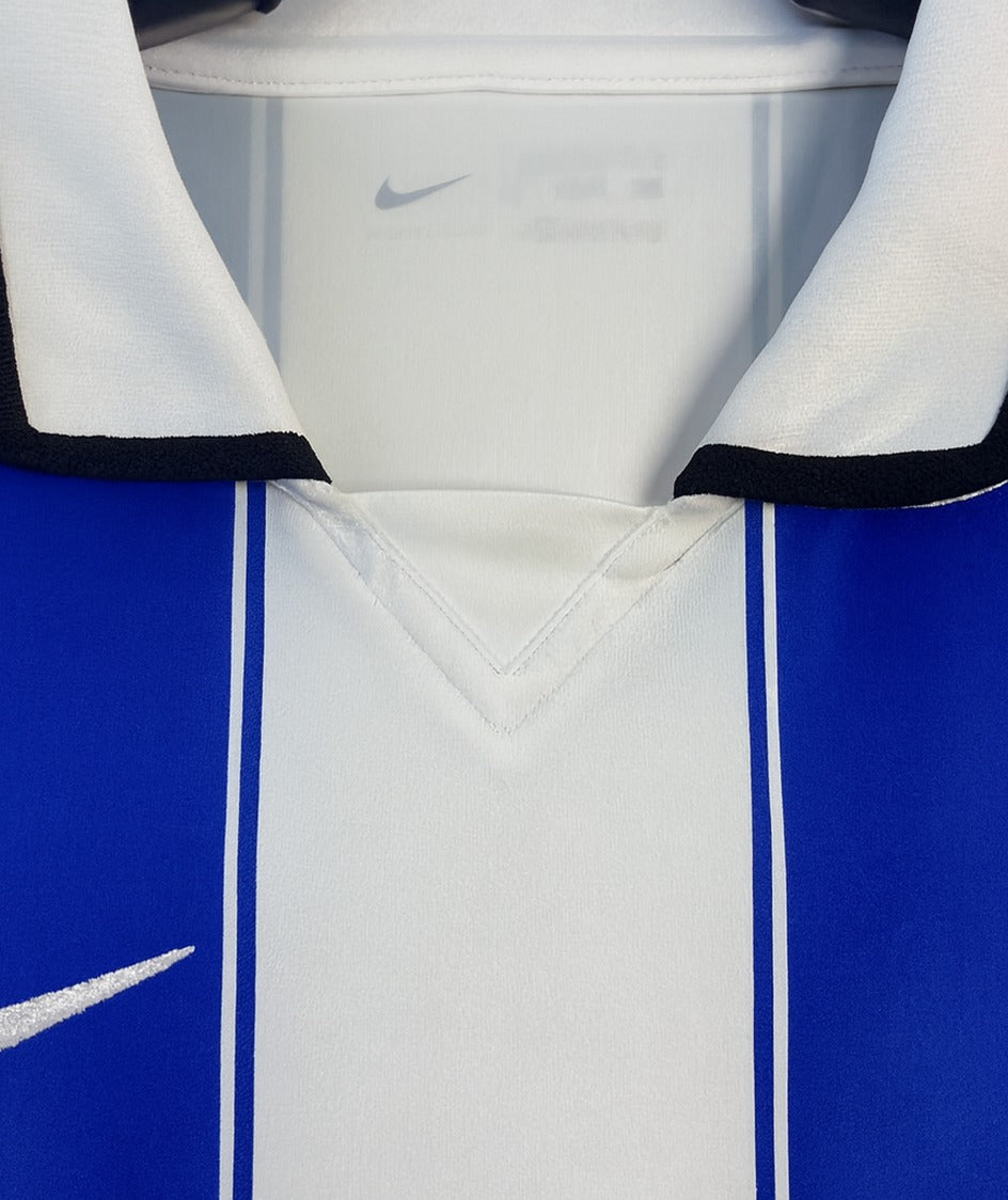 FC Porto 2002/03 home shirt — collar close-up