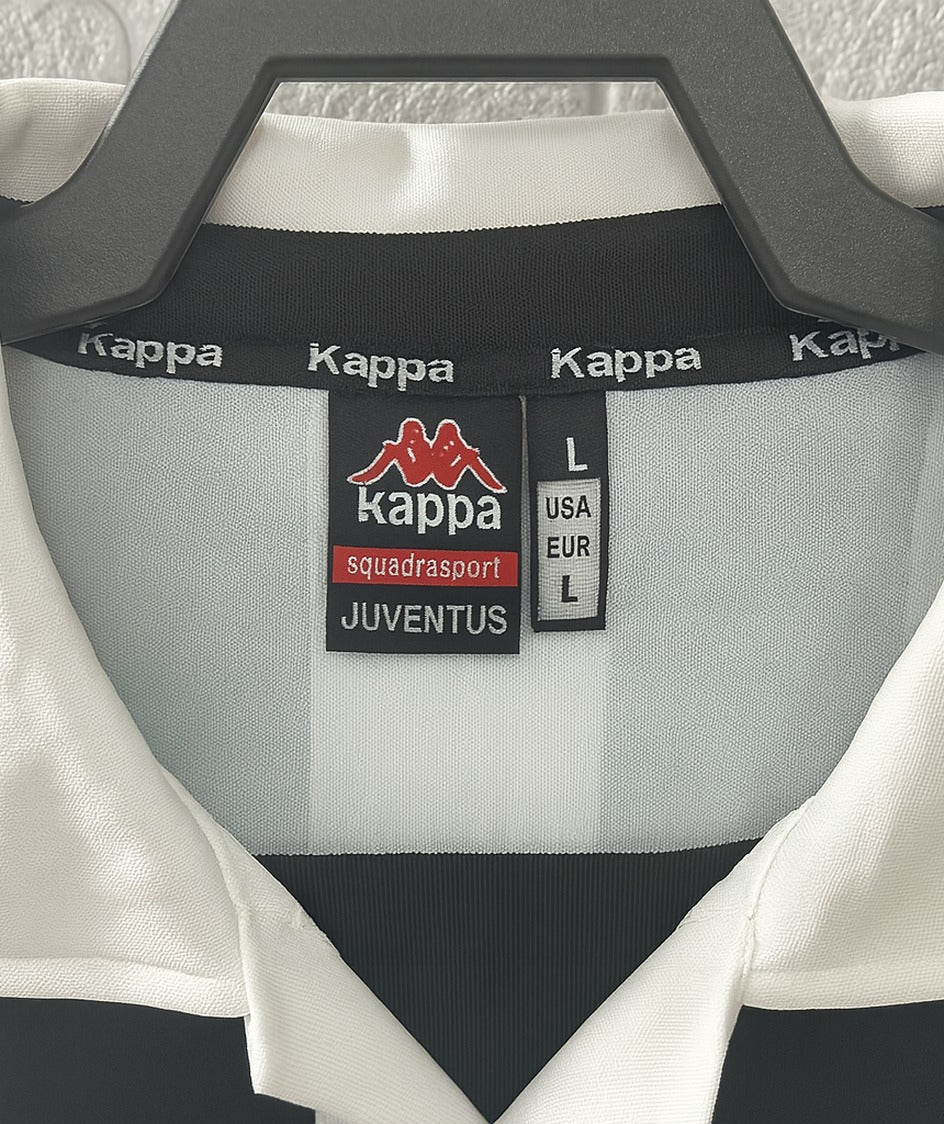 Juventus 1999/00 home shirt — collar close-up