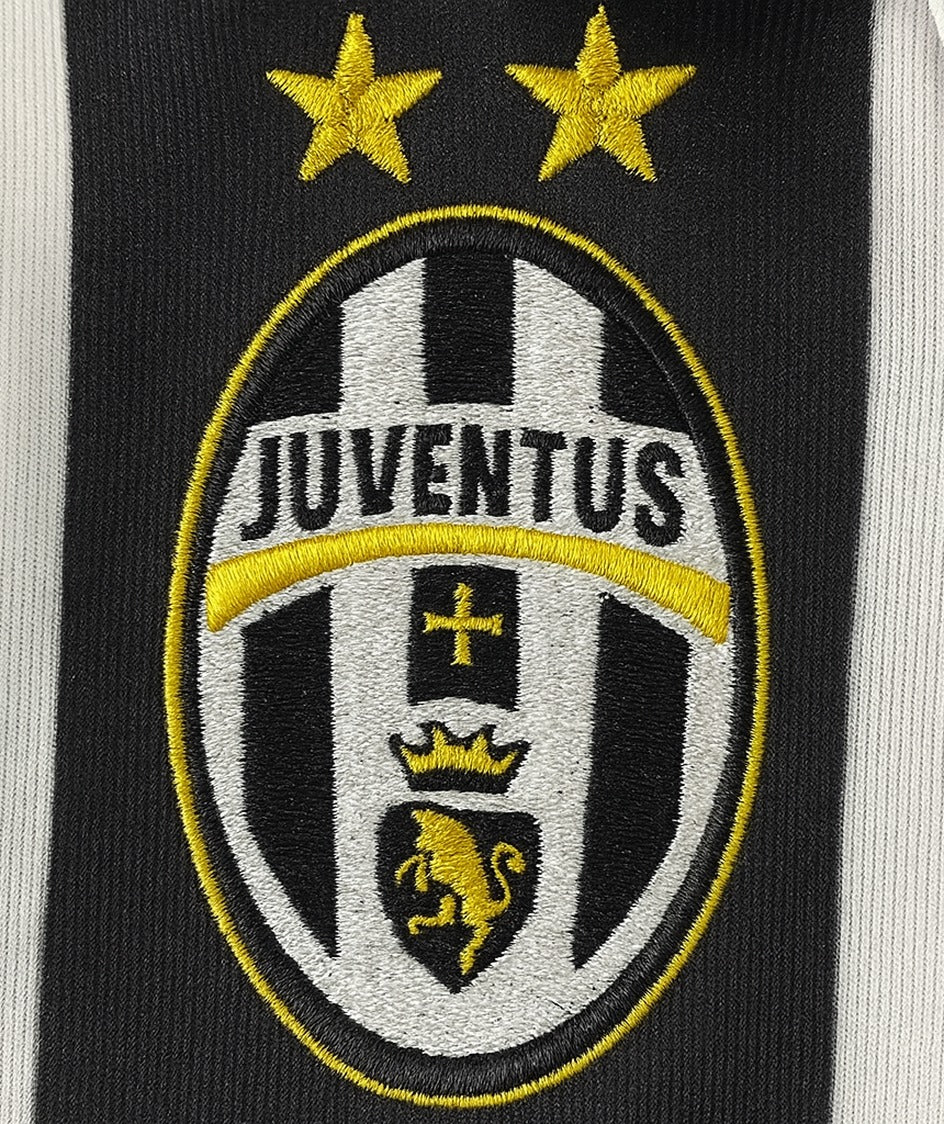 Juventus 1999/00 home shirt — club crest close-up