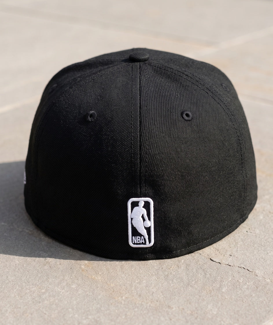 כובע NBA - שיקגו בולס שחור מתאר לבן - גב
