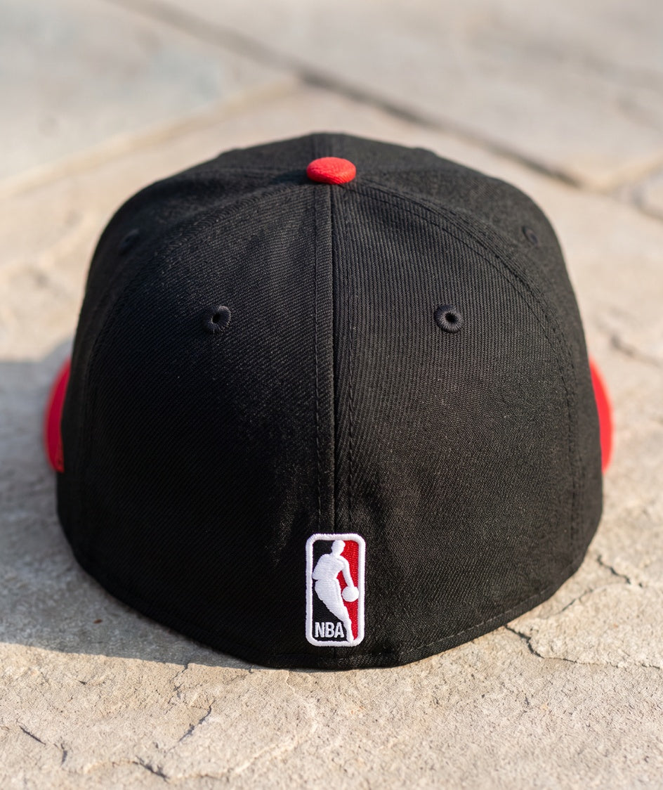 כובע NBA - שיקגו בולס שחור מצחייה אדומה - גב
