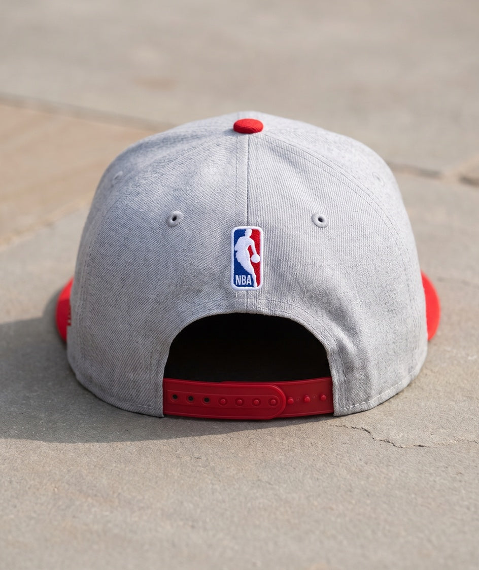 כובע NBA - שיקגו בולס אפור מצחייה אדומה - גב