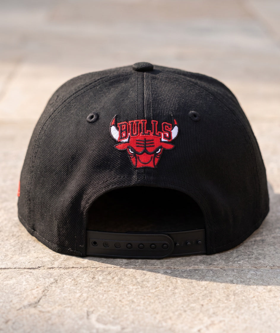 כובע NBA - שיקגו בולס שחור כיתוב על המצחייה - גב