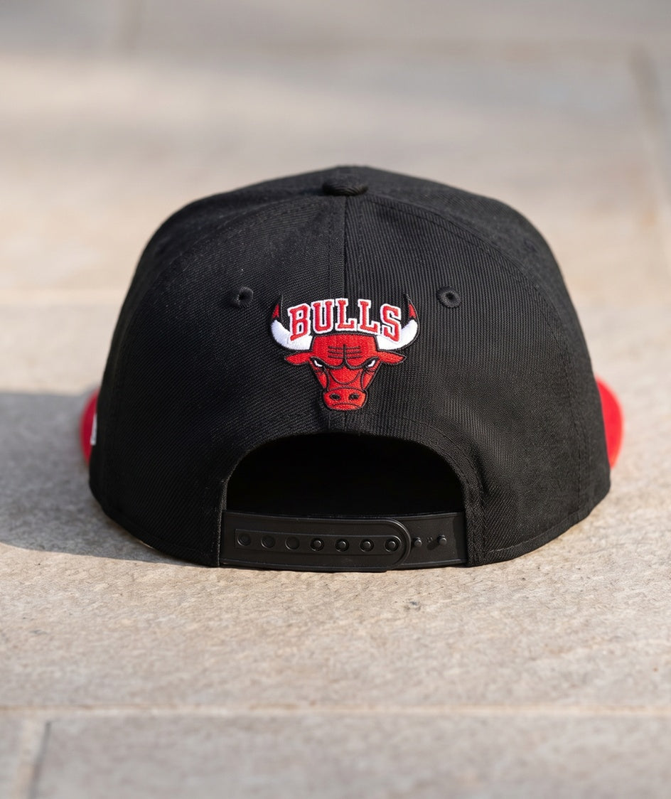 כובע NBA - שיקגו בולס שחור מצחייה אדומה כיתוב - גב