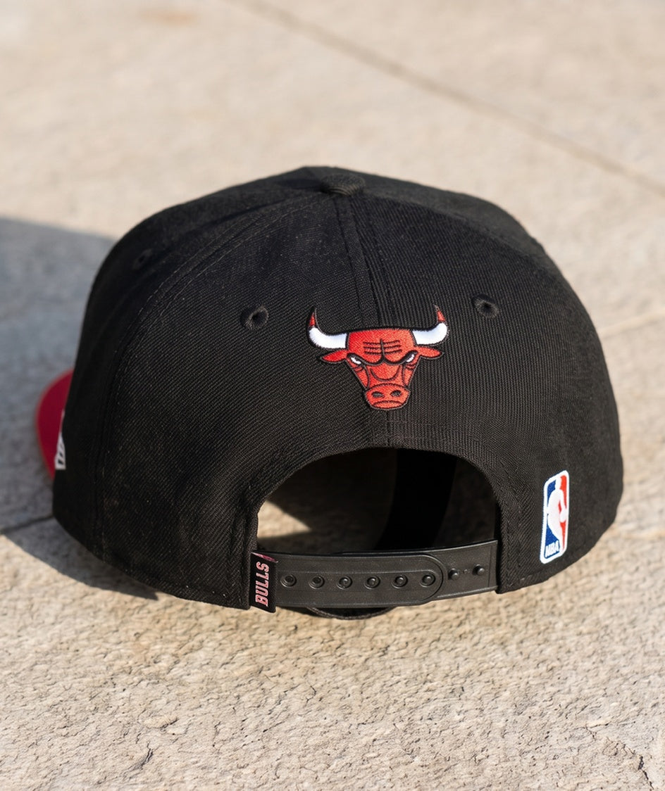 כובע NBA - שיקגו בולס שחור פסים אדומים - גב