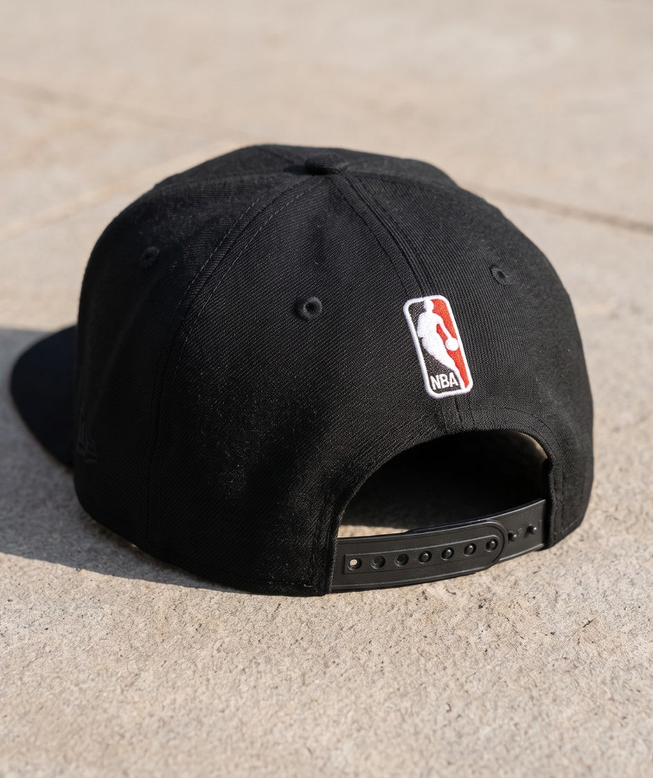 כובע NBA - שיקגו בולס שחור תכלת כוכבים - גב