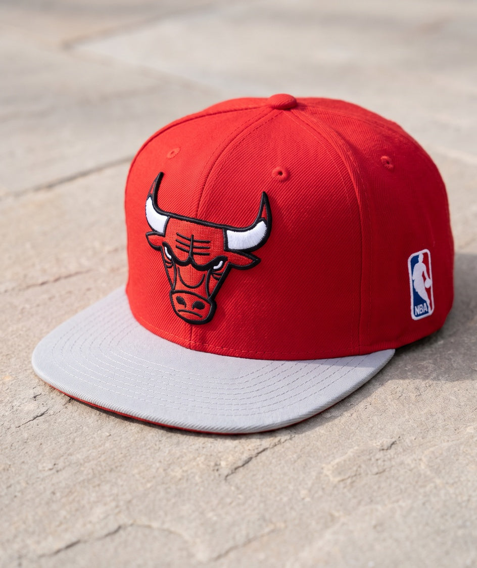 כובע NBA - שיקגו בולס אדום מצחייה אפורה