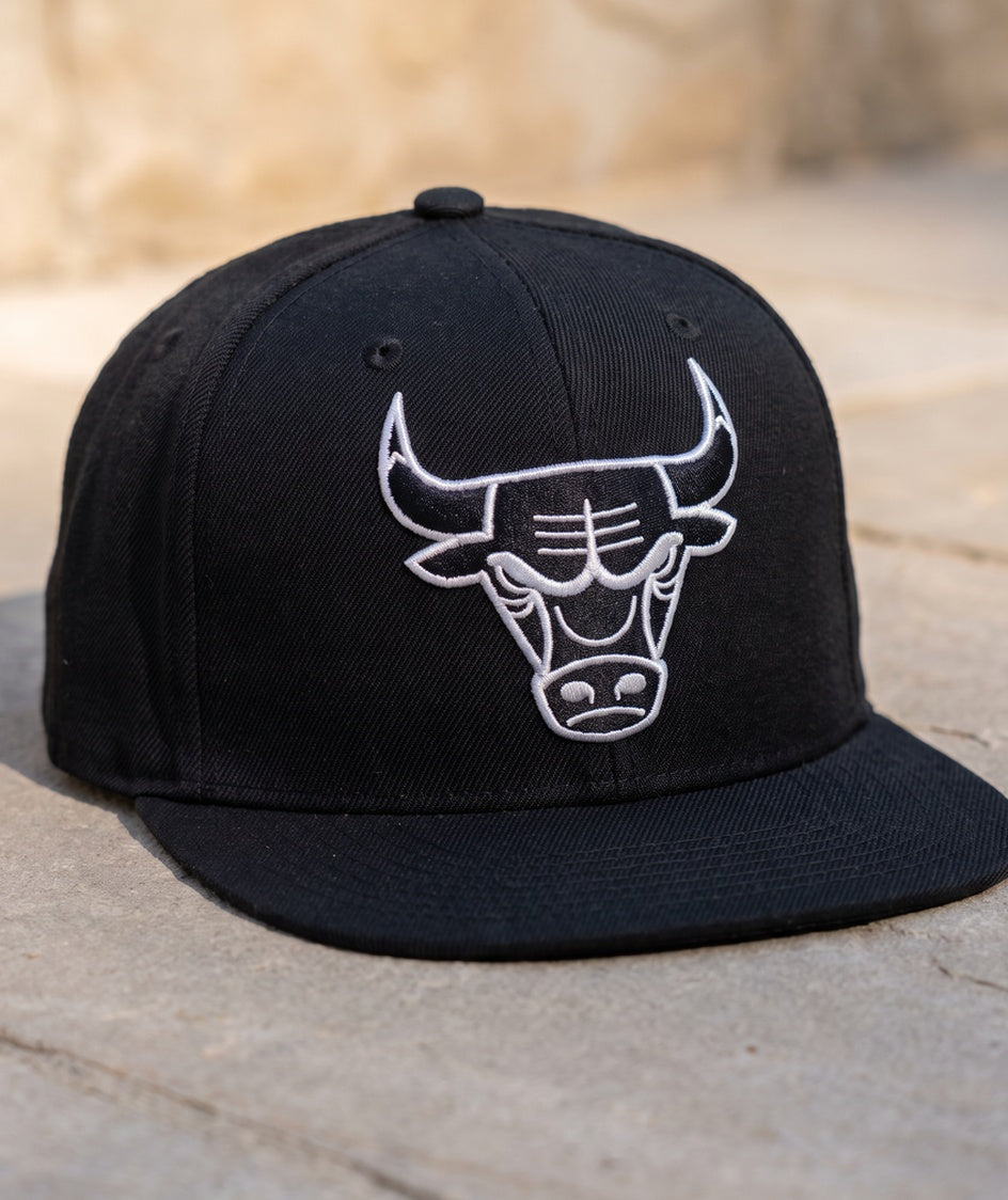 כובע NBA - שיקגו בולס שחור מתאר לבן קלאסי