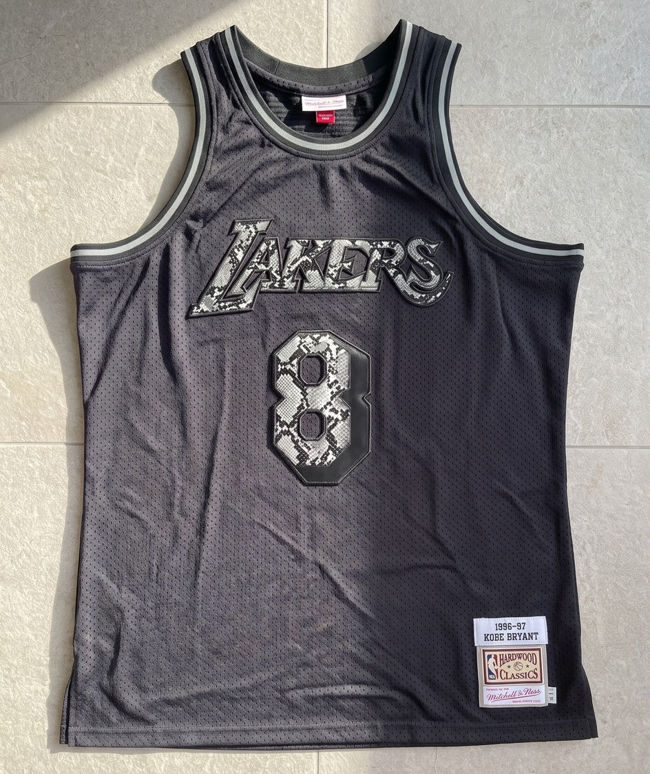 גופיית NBA - לוס אנג'לס לייקרס קובי 1996-97 אפור כהה - מוצר