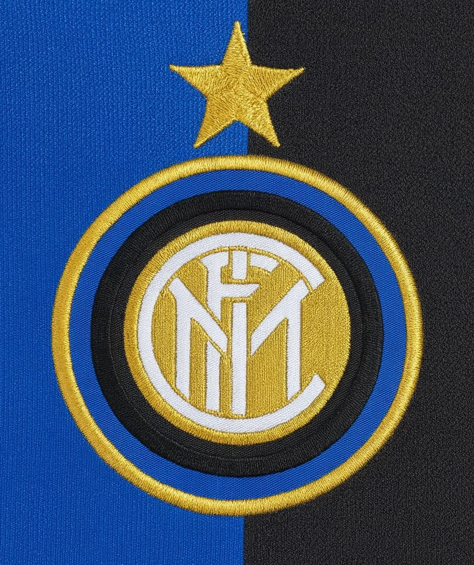 Inter 2009/10 shirt — club crest close-up